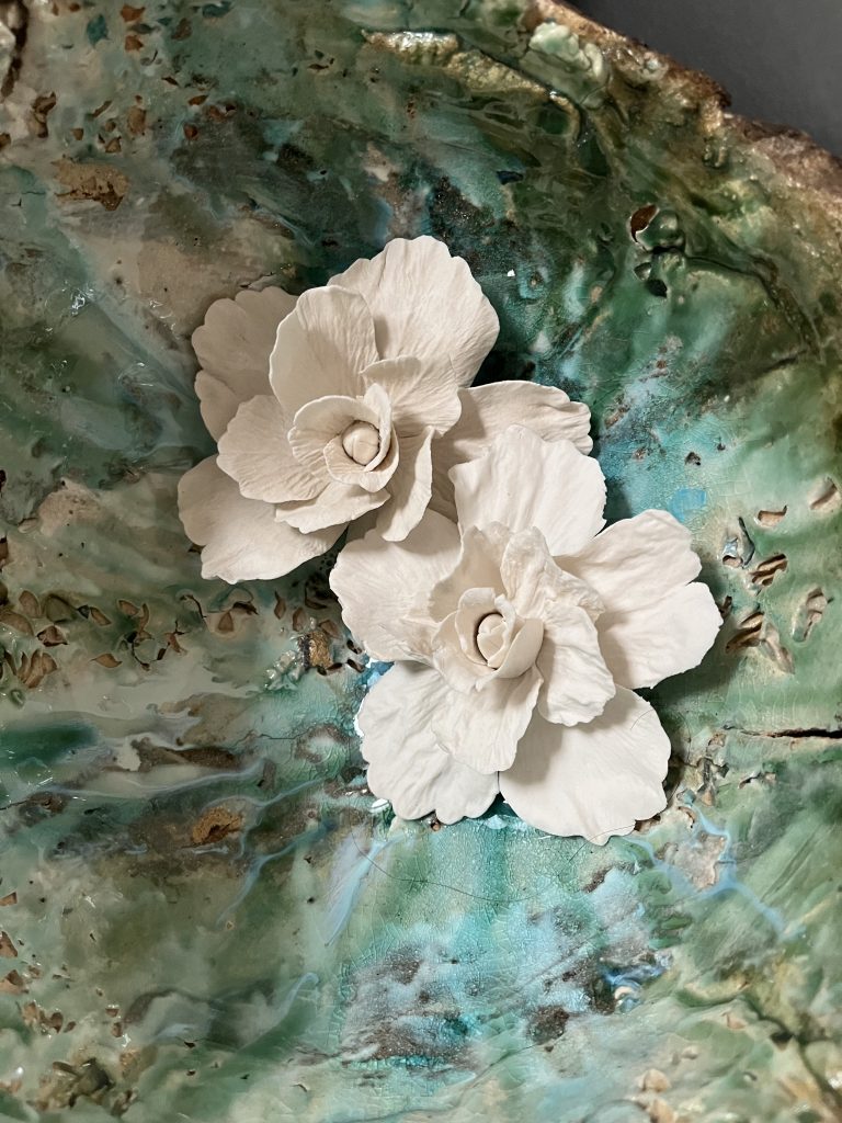 imagen de semiesfera verde con flores ensalzando el detalle de las flores de cerámica