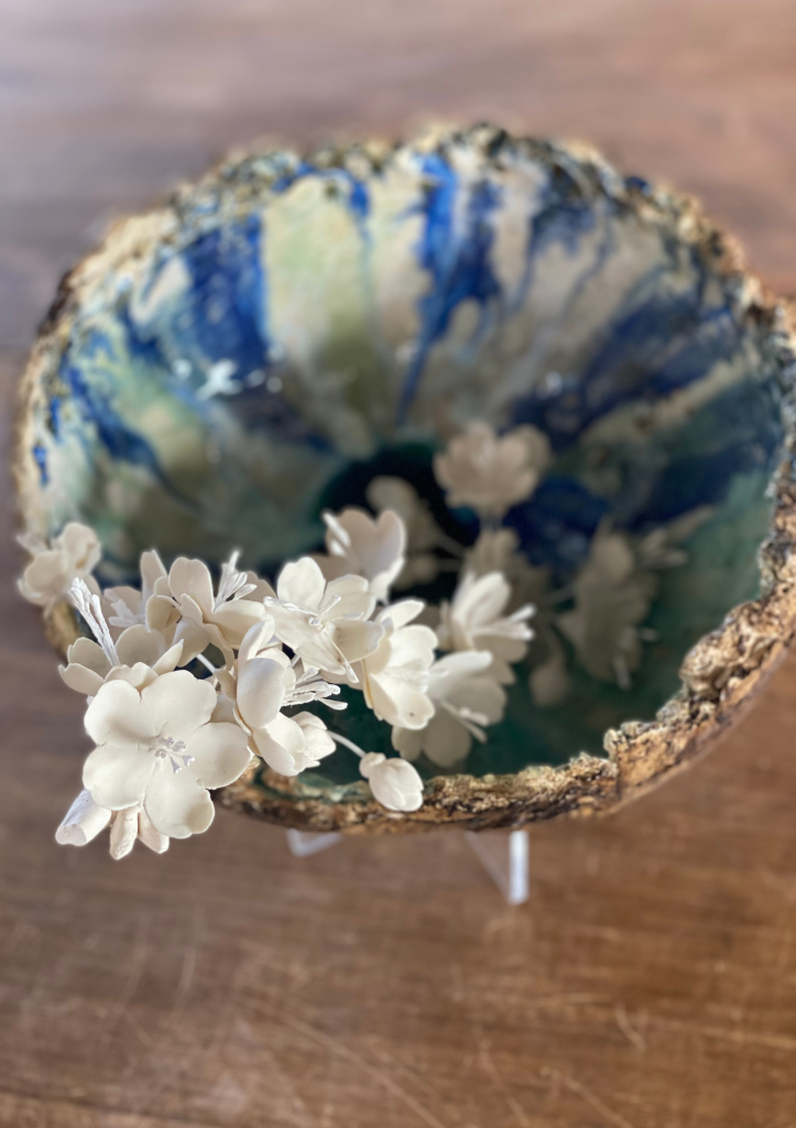 Semiesfera esmaltada con rama de flor de cerezo